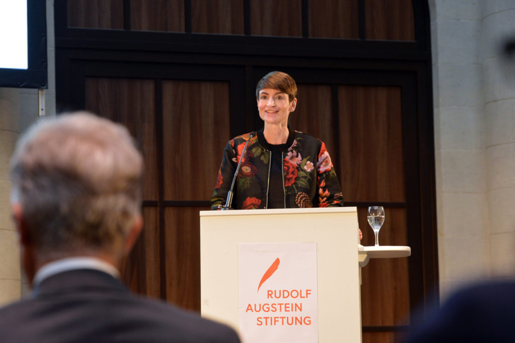 Stephanie Reuter eröffnet die Konferenz