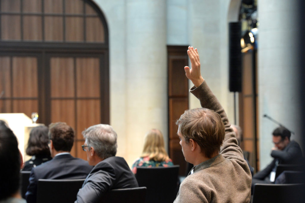 Konferenzgast meldet sich