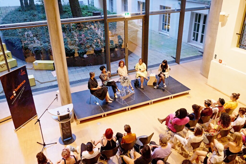 Podiumsdiskussion zu Geschlechtergerechtigkeit in den Künsten bei der re:balance-Abschlussversanstaltung im Vestibül des MK&G Hamburg.