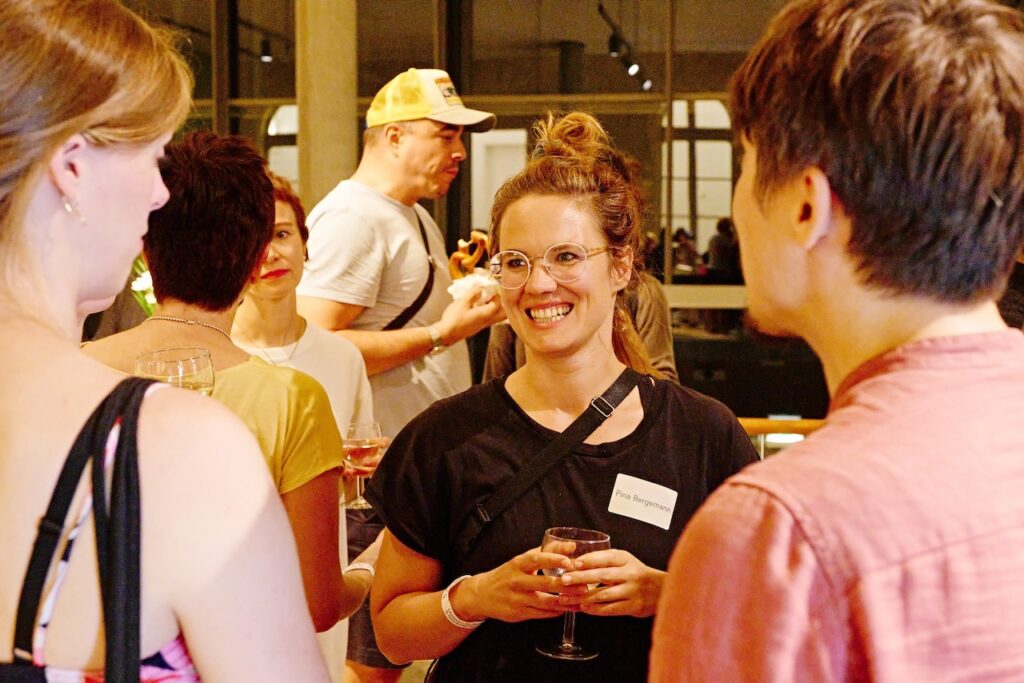 Mentee Pina Bergemann im Gespräch bei der Abschlussveranstaltung im MK&G Hamburg.