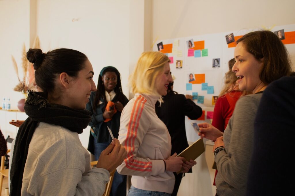 Die Mentees der re:balance Pilotrunde diskutieren beim Auftaktworkshop im eeden Hamburg.