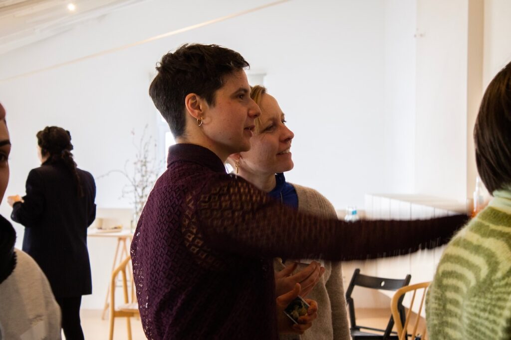 Die Mentees Oska Melina Borcherding und Julia Riera beim Auftaktworkshop im eeden Hamburg.